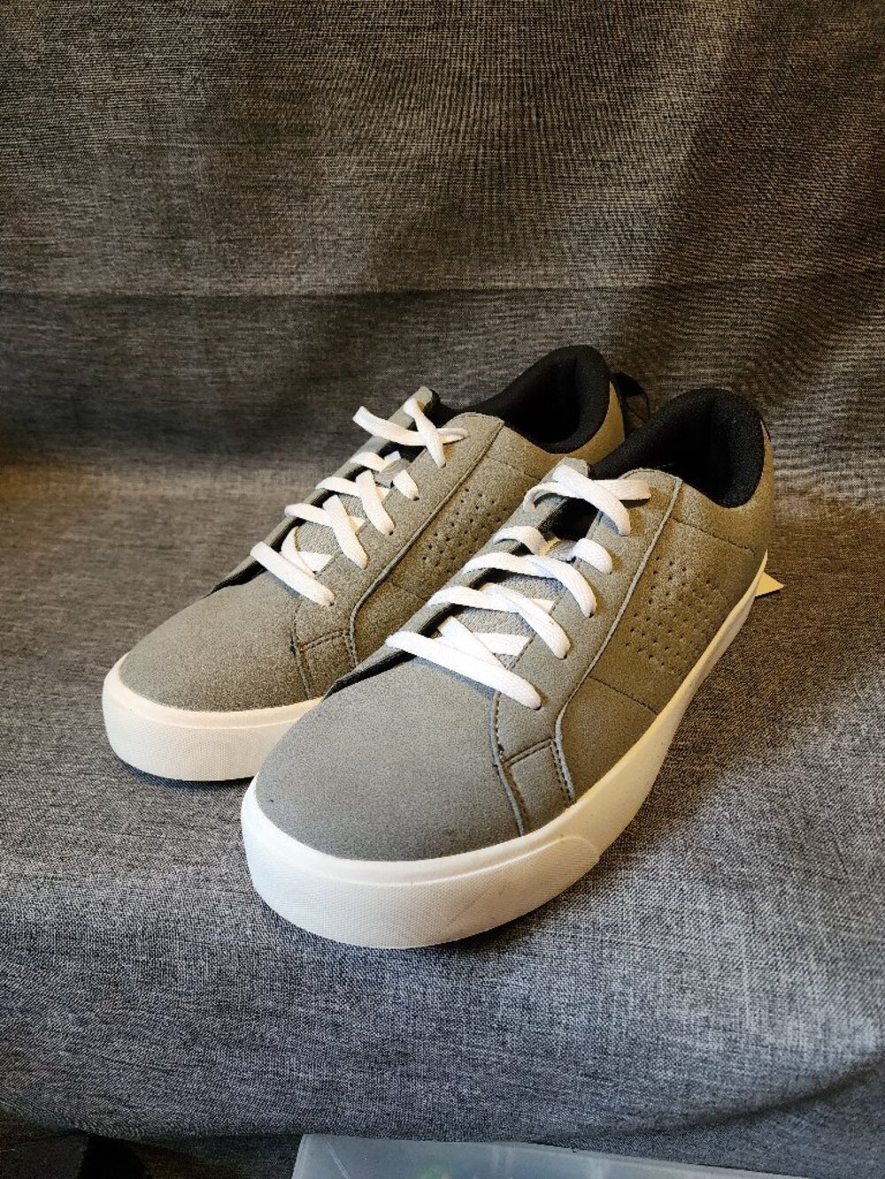 Men's Size 11 No Boundaries Gray/Black Low Top Lace Up Shoes